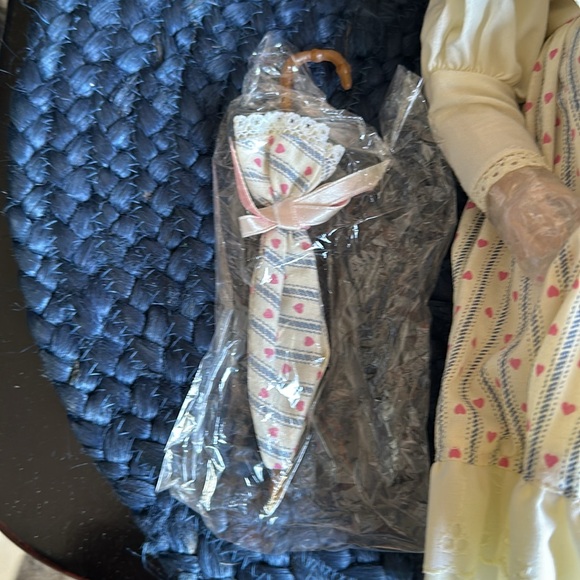 Vintage Royal Heirloom Collection Porcelain Doll Pauline - Picture 6 of 12